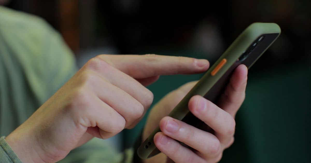 Overview of conversational commerce, including benefits, examples, and types
