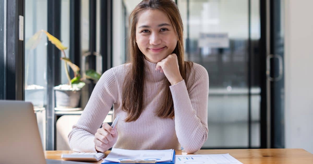 Virtual assistant job opportunities for beginners, including salary information.